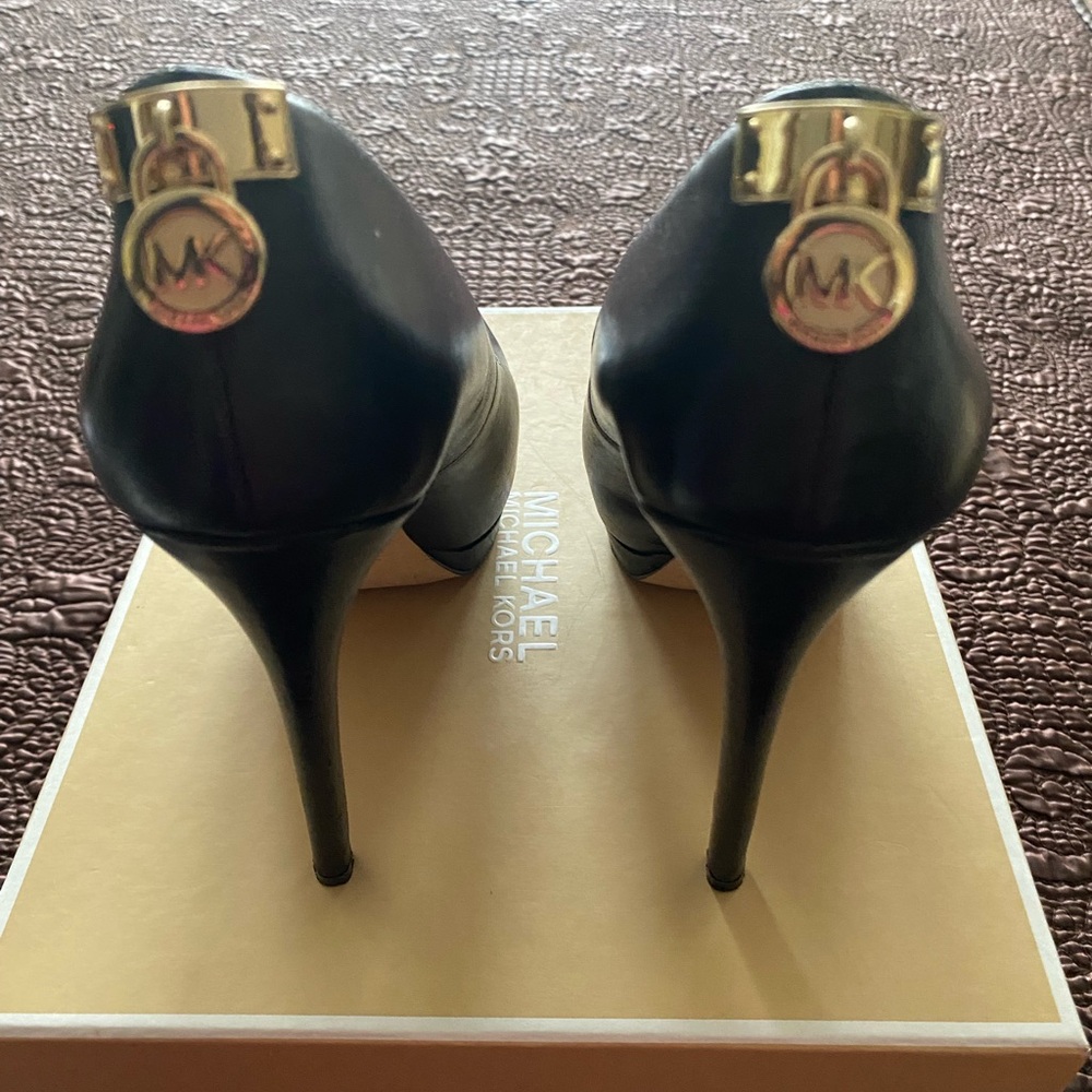 Michael Kors Hamilton Pumps. Like New! Size 8.